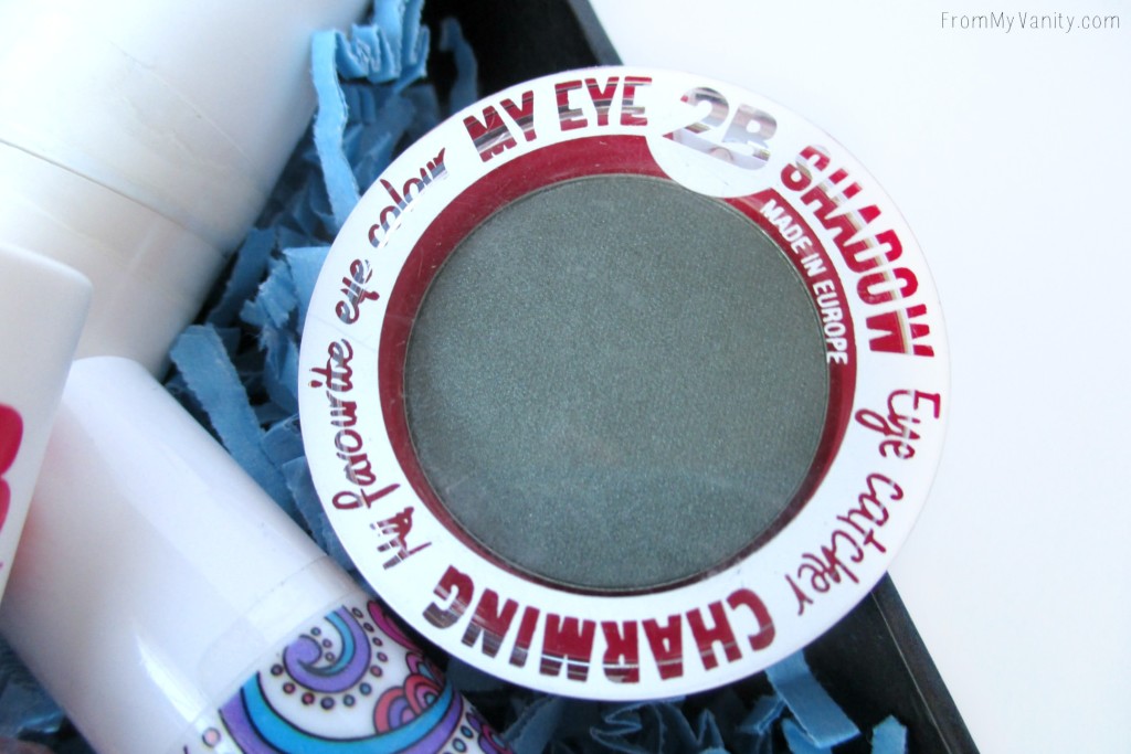 2B Colours eyeshadows are so soft and show up great on the eyes!
